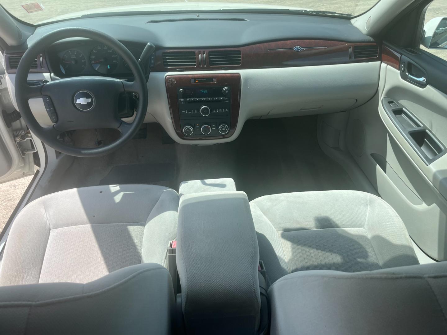2007 white /gray Chevrolet Impala LS (2G1WB58K179) with an 3.5L V6 OHV 16V FFV engine, 4-Speed Automatic Overdrive transmission, located at 14700 Tomball Parkway 249, Houston, TX, 77086, (281) 444-2200, 29.928619, -95.504074 - Photo#10